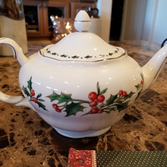 A Christmas Cup of Tea Book & Teapot Cup/Saucer - Picture 12 of 13
